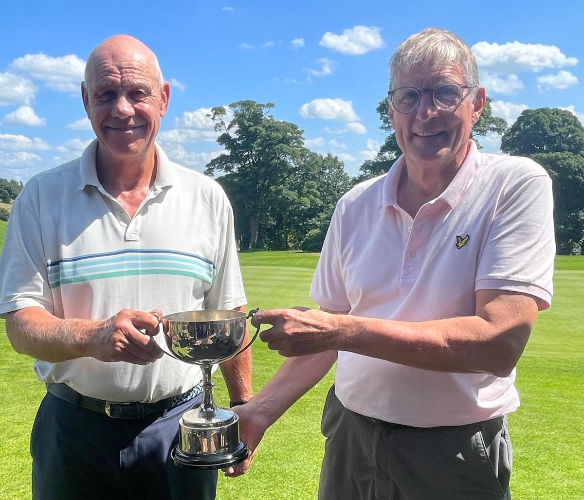 2024 - Peter Wilson presents the Jubilee Cup to Winner Dave Capper (R)