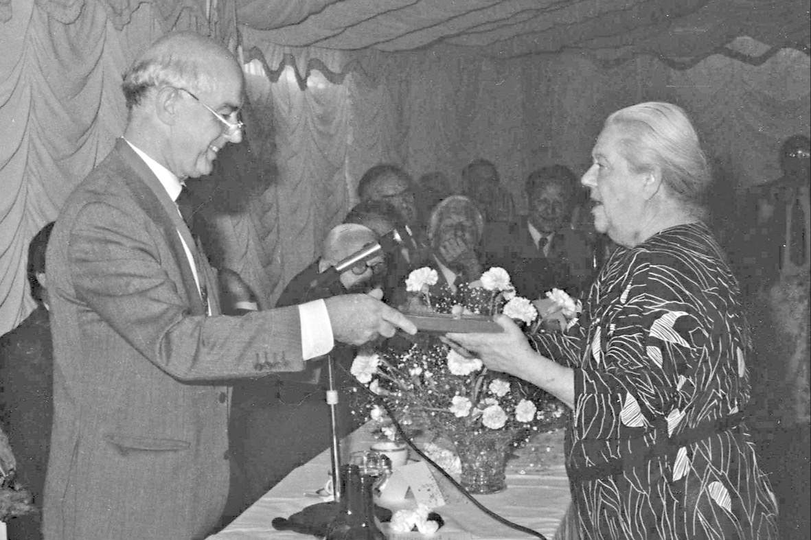 Nancy Benstead presents the trophy to Geoff Leece, June 1987