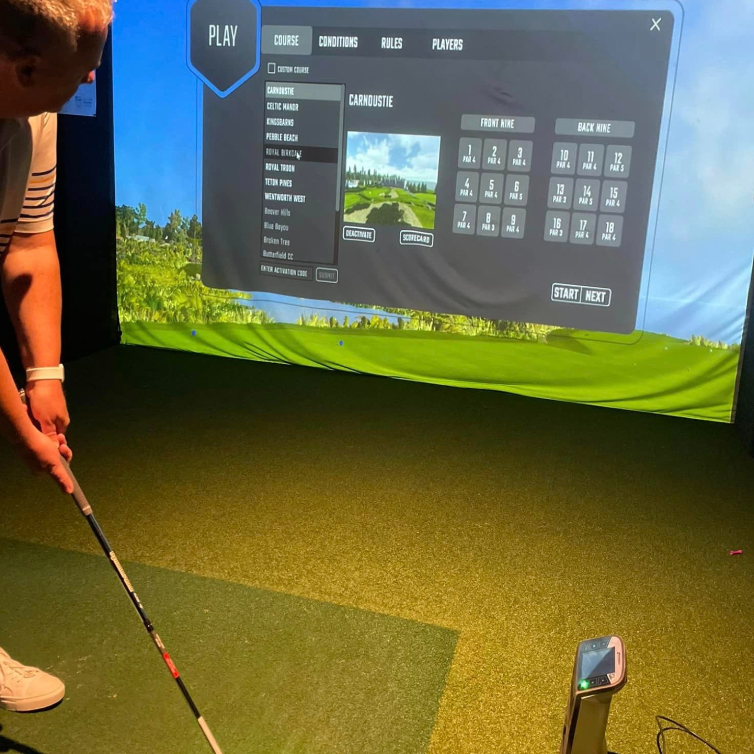 Practice and analyse your swing and get instant data feedback.